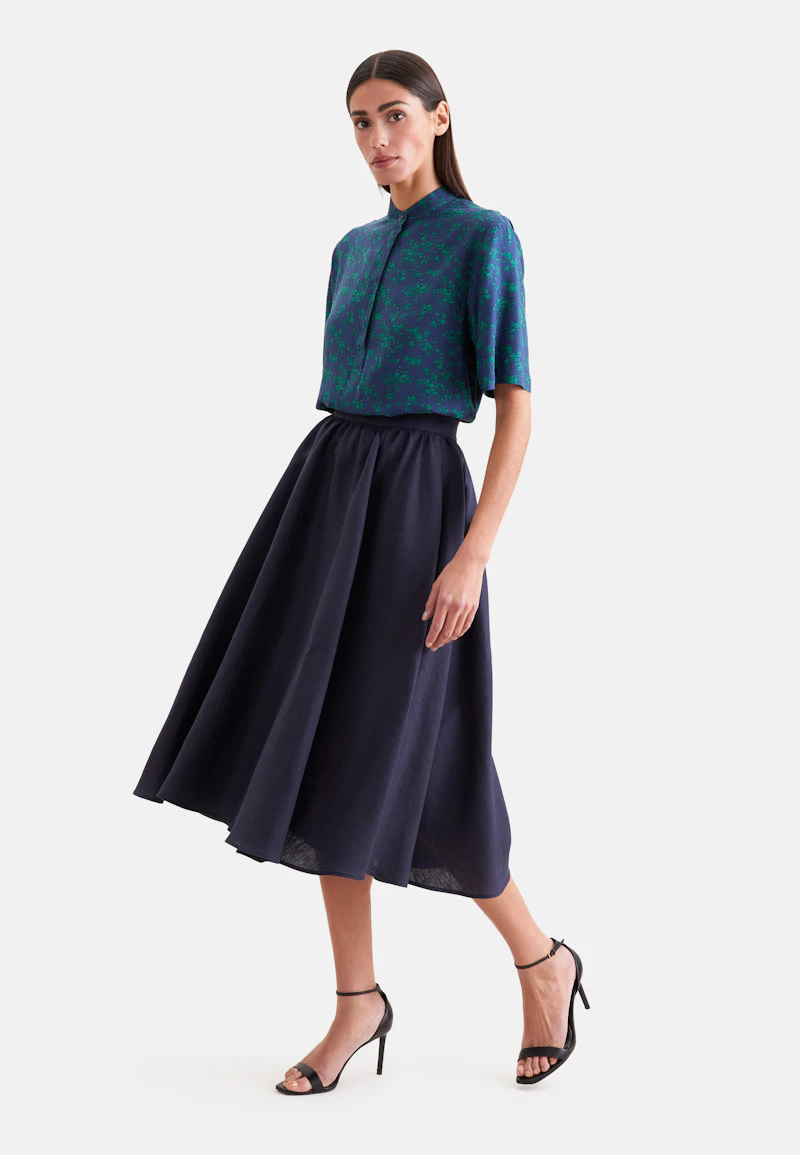 Wide swinging skirt with waistband made of 100% linen