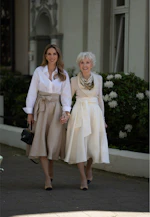 Wide swinging skirt with waist belt made of 100% linen in Beige |  Seidensticker Onlineshop