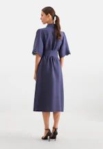 Hemdblusenkleid mit Stickerei und Taillengürtel aus 100% Leinen in Mittelblau |  Seidensticker Onlineshop