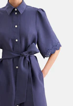 Hemdblusenkleid mit Stickerei und Taillengürtel aus 100% Leinen in Mittelblau |  Seidensticker Onlineshop