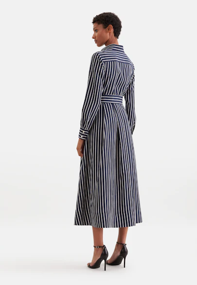 Weit schwingendes Hemdblusenkleid mit Bindegürtel, slim in Dunkelblau |  Seidensticker Onlineshop