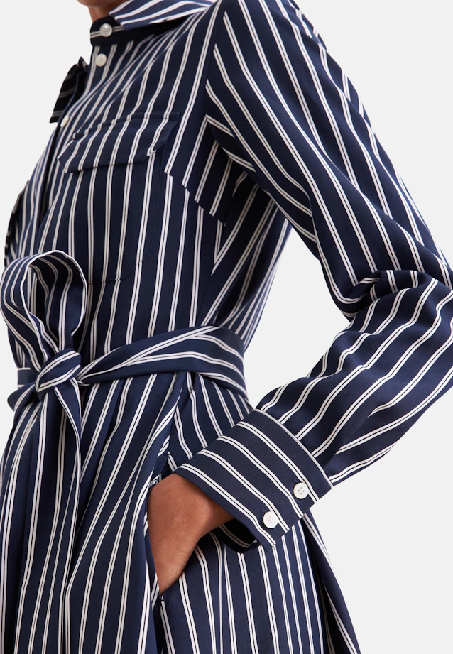 Weit schwingendes Hemdblusenkleid mit Bindegürtel, slim in Dunkelblau |  Seidensticker Onlineshop