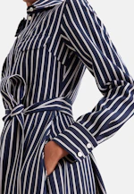 Weit schwingendes Hemdblusenkleid mit Bindegürtel, slim in Dunkelblau |  Seidensticker Onlineshop