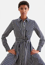 Weit schwingendes Hemdblusenkleid mit Bindegürtel, slim in Dunkelblau |  Seidensticker Onlineshop