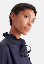 Satiniertes Kleid mit Schluppe und Bindeband aus Acetat in Dunkelblau |  Seidensticker Onlineshop