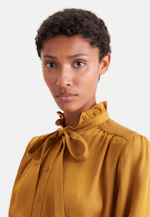 Satiniertes Kleid mit Schluppe und Bindeband aus Acetat in Gelb |  Seidensticker Onlineshop