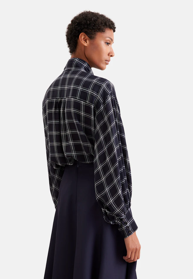 Schluppenbluse aus Chiffon mit Volumenärmeln und hohen Manschetten in Dunkelblau | Seidensticker Onlineshop