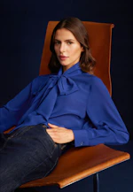 Seidenbluse mit angesetzter Schluppe in Mittelblau |  Seidensticker Onlineshop