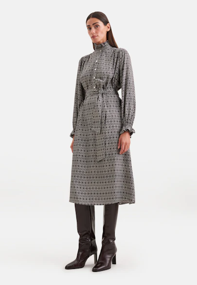 Satiniertes Kleid mit Rüschen und Gürtel in Braun |  Seidensticker Onlineshop
