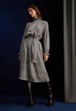 Satiniertes Kleid mit Rüschen und Gürtel in Braun |  Seidensticker Onlineshop