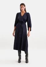 Satiniertes Blusenkleid mit V- Ausschnitt in Dunkelblau |  Seidensticker Onlineshop