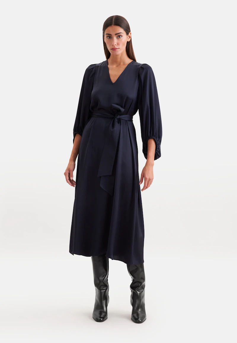 Satiniertes Blusenkleid mit V- Ausschnitt
