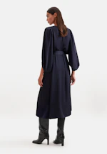 Satiniertes Blusenkleid mit V- Ausschnitt in Dunkelblau |  Seidensticker Onlineshop