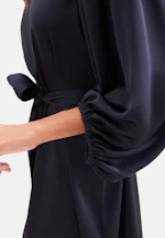Satiniertes Blusenkleid mit V- Ausschnitt in Dunkelblau |  Seidensticker Onlineshop