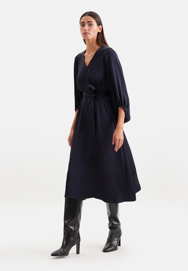 Satiniertes Blusenkleid mit V- Ausschnitt in Dunkelblau |  Seidensticker Onlineshop