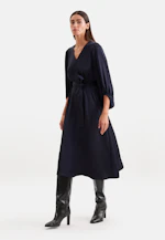 Satiniertes Blusenkleid mit V- Ausschnitt in Dunkelblau |  Seidensticker Onlineshop