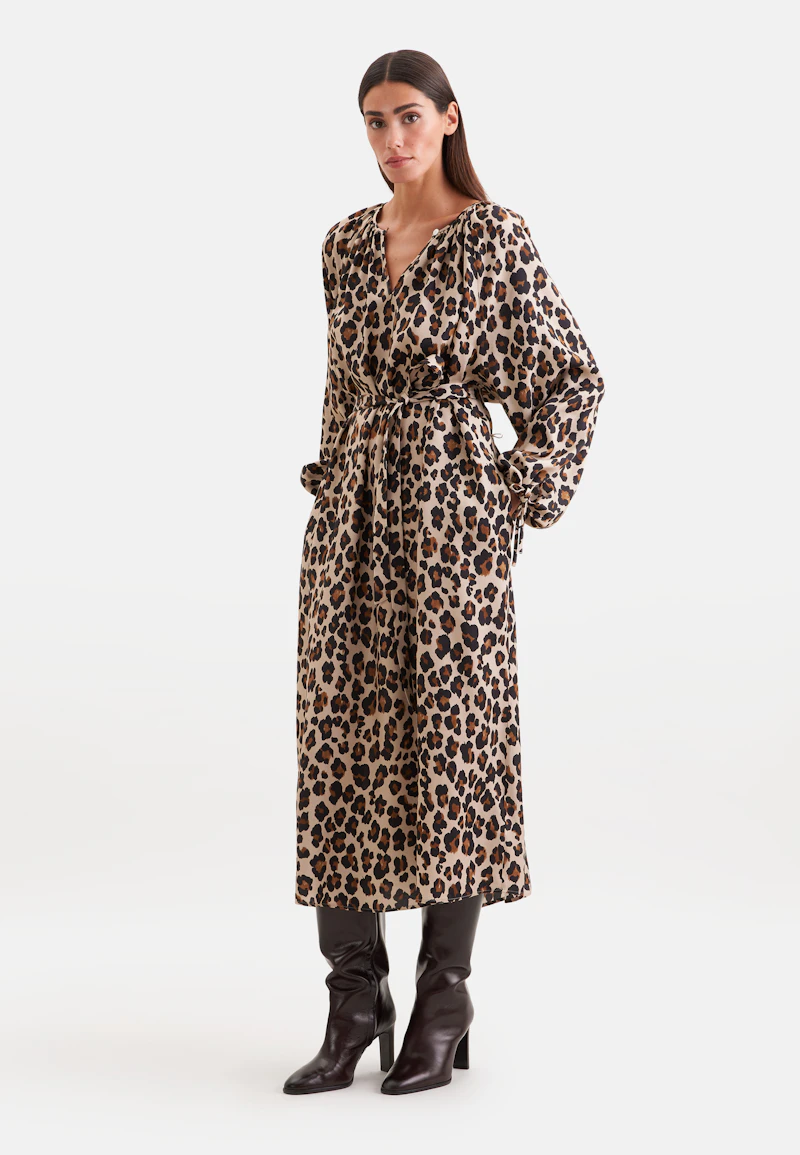 Robe raglan en satin avec détails de nœud et ceinture