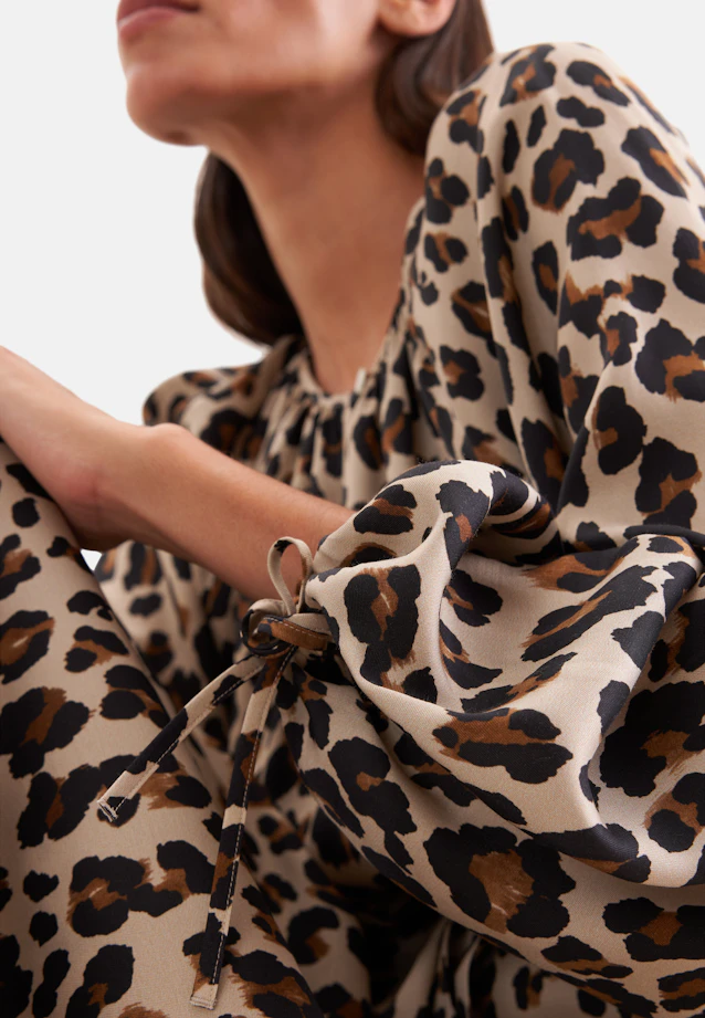 Satiniertes Raglankleid mit Schleifendetails und Taillengürtel in Beige |  Seidensticker Onlineshop