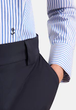 Kelchkragenbluse aus Baumwollsatin slim fit in Mittelblau |  Seidensticker Onlineshop