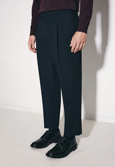 Chino Cropped mit Bundfalten in Schwarz |  Seidensticker Onlineshop
