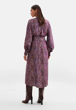 Stehkragenkleid mit Taillengürtel und hohen Manschetten in Lila |  Seidensticker Onlineshop