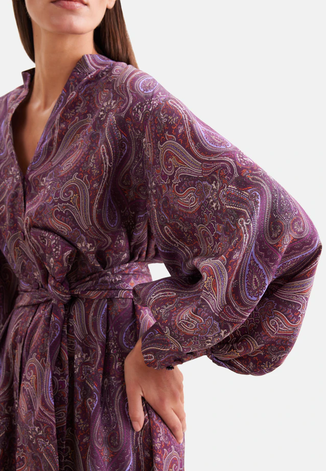 Stehkragenkleid mit Taillengürtel und hohen Manschetten in Lila |  Seidensticker Onlineshop