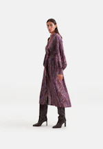 Stehkragenkleid mit Taillengürtel und hohen Manschetten in Lila |  Seidensticker Onlineshop