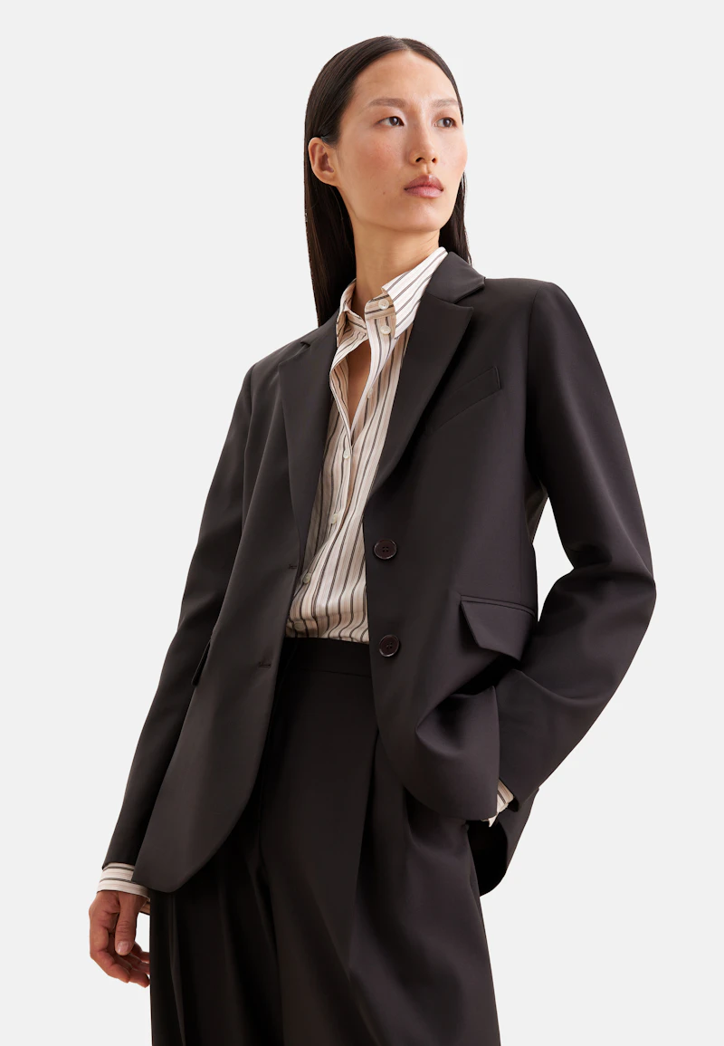 Zweiknopf Blazer mit Pattentaschen aus einer Wollmischung