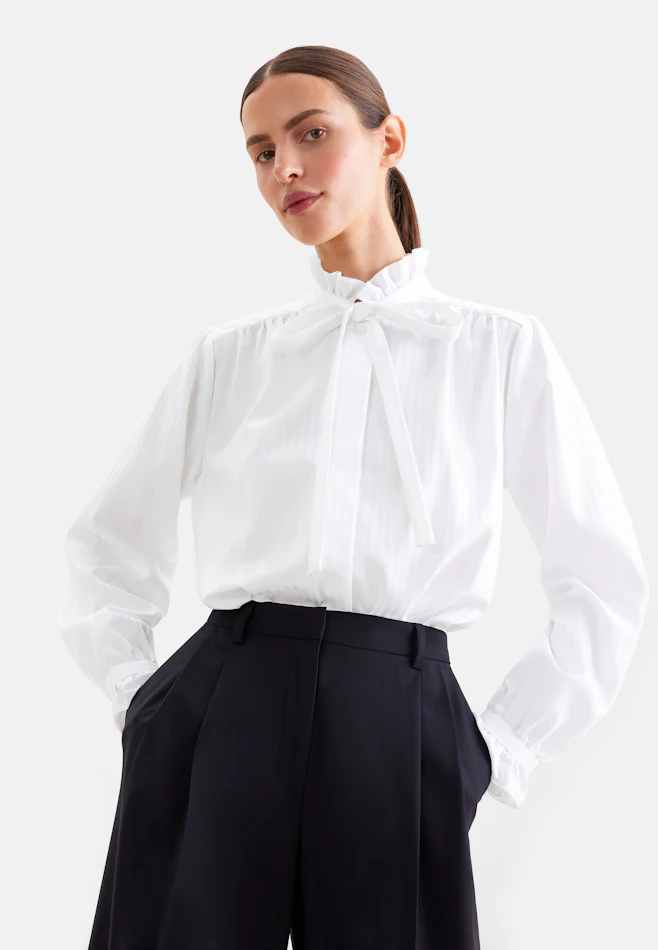 Satinierte Schluppenbluse mit Rüschendetail dans Blanc | Boutique en ligne Seidensticker