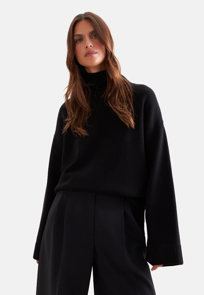 Boxy wool and cashmere turtleneck sweater in Schwarz | Seidensticker online shop