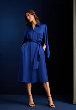 Satiniertes Hemdblusenkleid mit hohen Ärmelschlitzen in Mittelblau |  Seidensticker Onlineshop