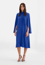 Satiniertes Hemdblusenkleid mit hohen Ärmelschlitzen in Mittelblau |  Seidensticker Onlineshop