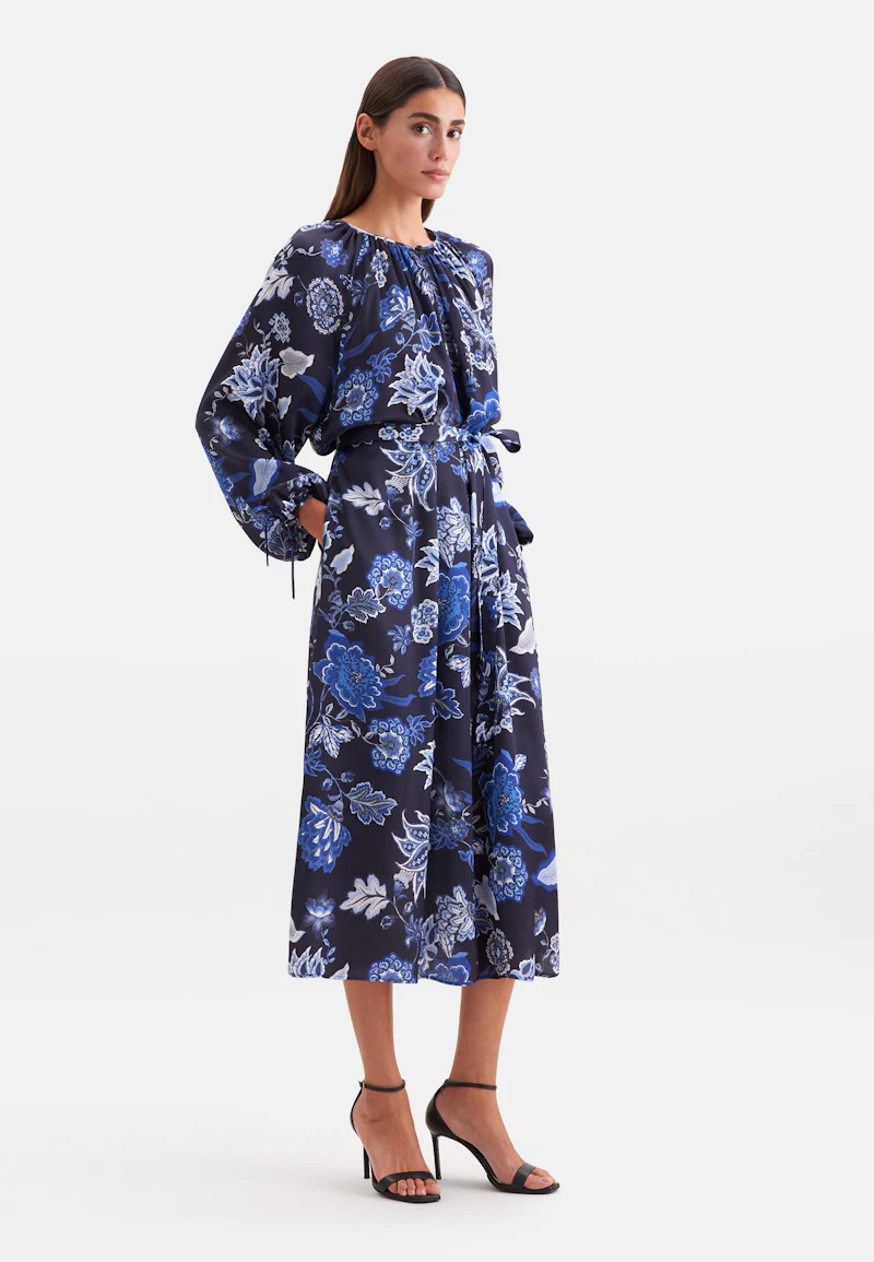Robe raglan en satin avec détails de nœud et ceinture