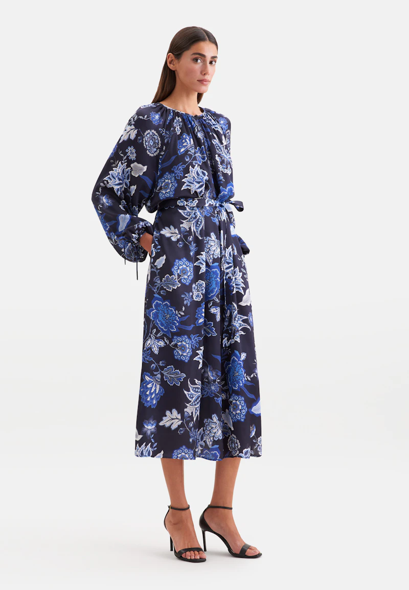 Satiniertes Raglankleid mit Schleifendetails und Taillengürtel