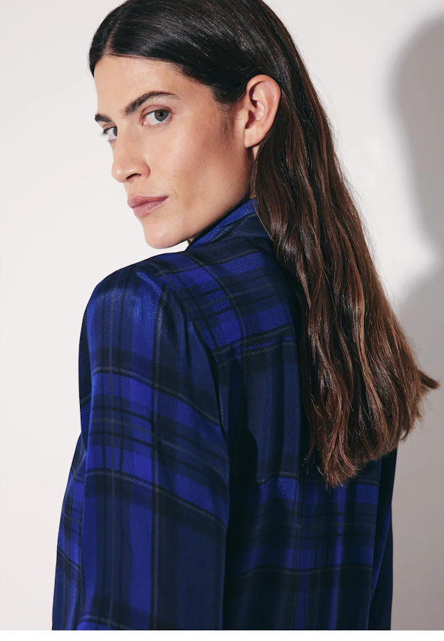 Hemdbluse mit abnehmbarer Schluppe in Mittelblau |  Seidensticker Onlineshop