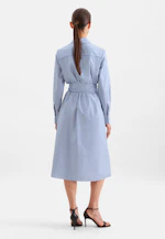 Midi Hemdblusenkleid aus Baumwollsatin in Mittelblau |  Seidensticker Onlineshop
