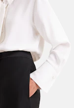 Hemdbluse mit Krawatte und satinierten Details in Weiß |  Seidensticker Onlineshop