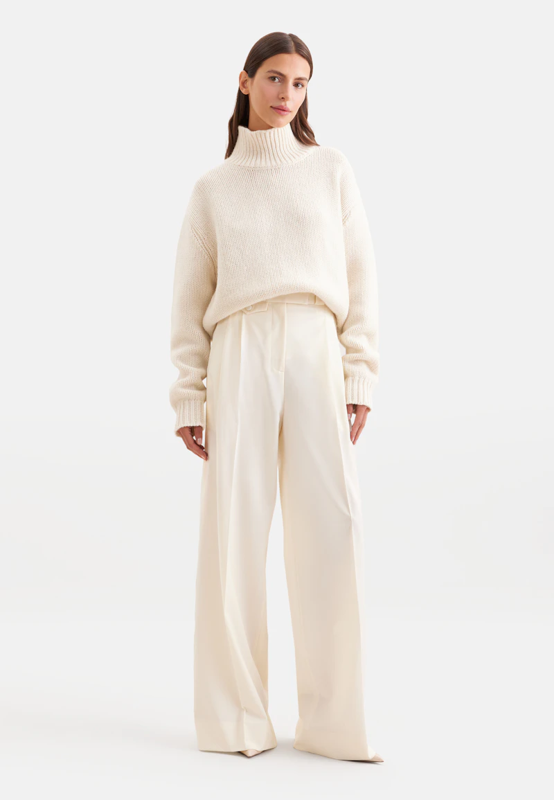 Pantalon plissé en laine avec des détails en satin