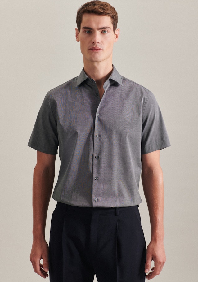 Bügelfreies Fil a fil Kurzarm Business Hemd in Shaped mit Kentkragen in Grau | Seidensticker Onlineshop