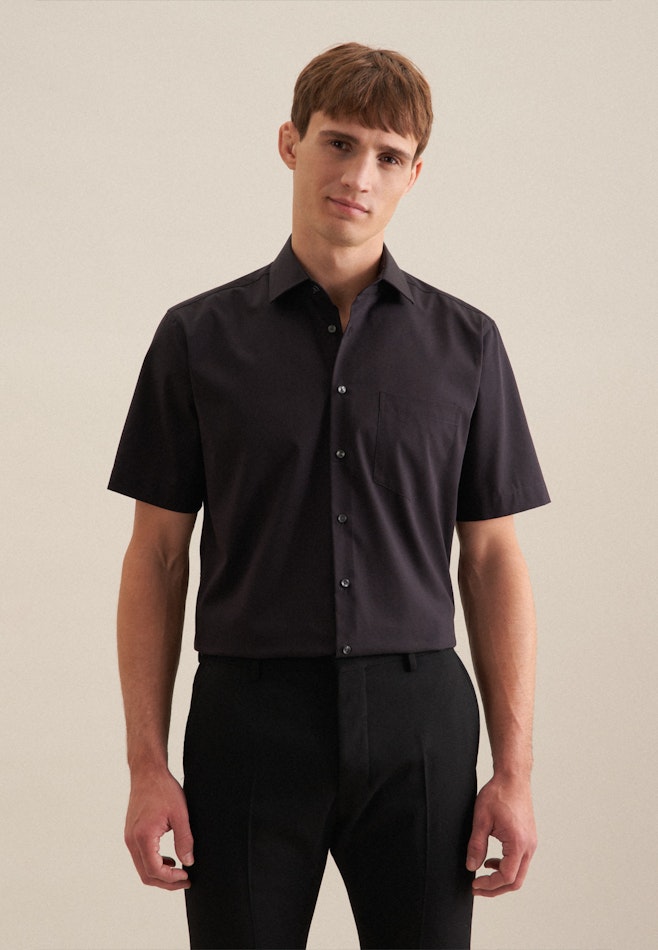 Non-iron Poplin Short sleeve Business Shirt in Regular with Kent-Collar in Black | Seidensticker online shop