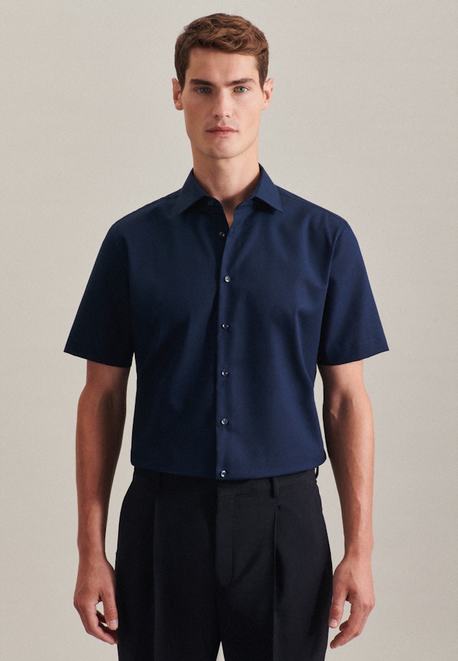 Non-iron Poplin Short sleeve Business Shirt in Shaped with Kent-Collar in Dark Blue | Seidensticker online shop