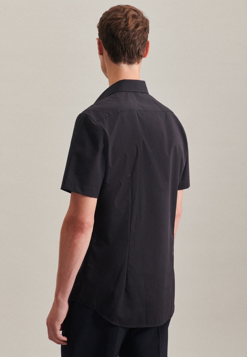 Bügelfreies Popeline Kurzarm Business Hemd in Shaped mit Kentkragen in Schwarz |  Seidensticker Onlineshop