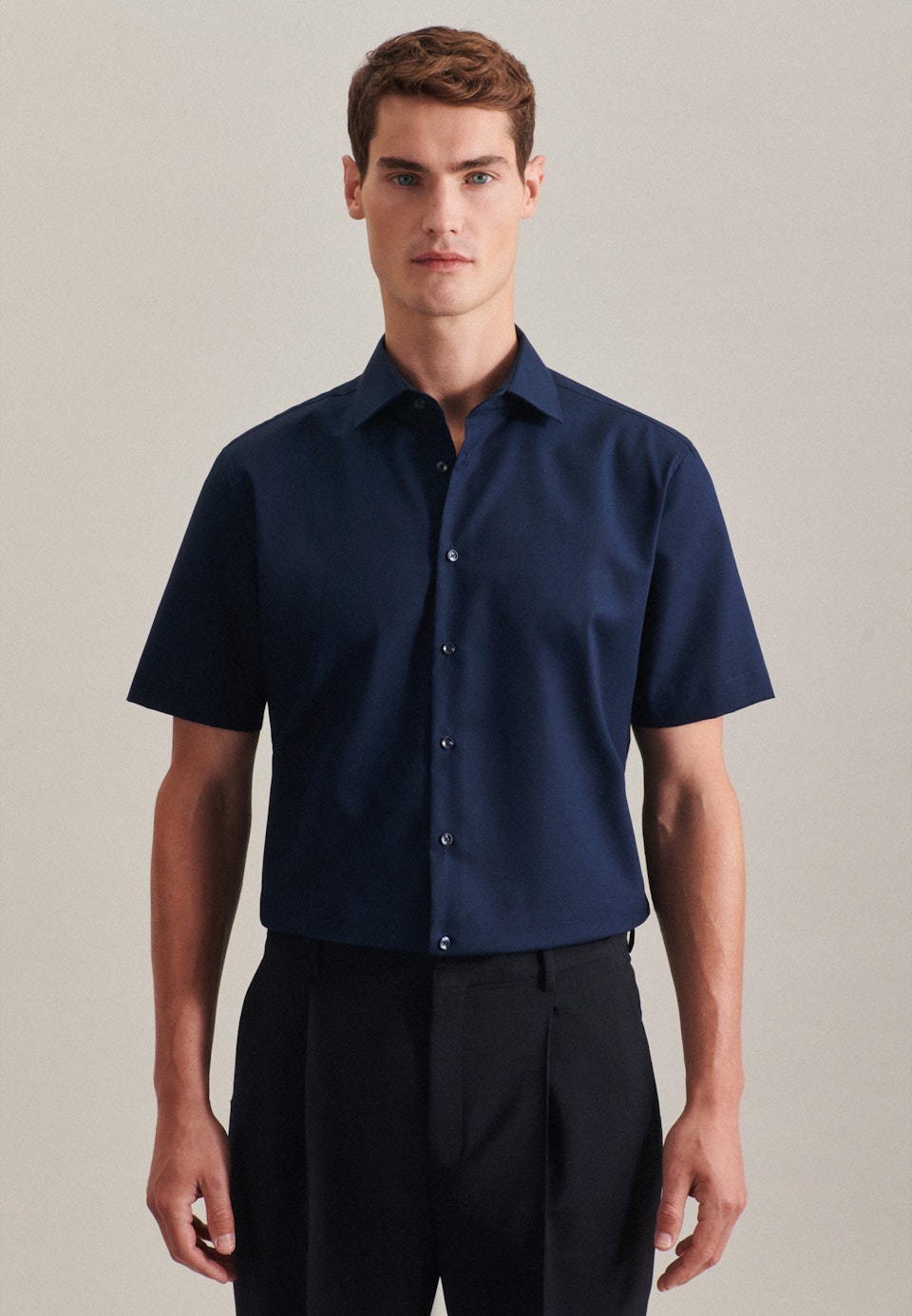 Herren Bügelfreies Popeline Kurzarm Business Hemd in Slim mit Kentkragen  dunkelblau | Seidensticker